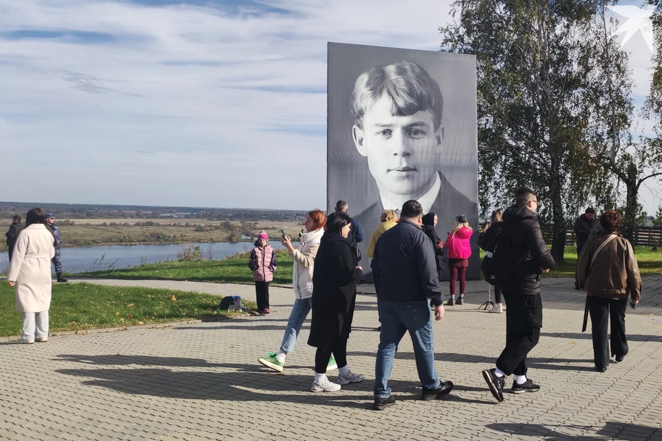 С раннего утра поклонники творчества поэта начали собираться в Константиново.