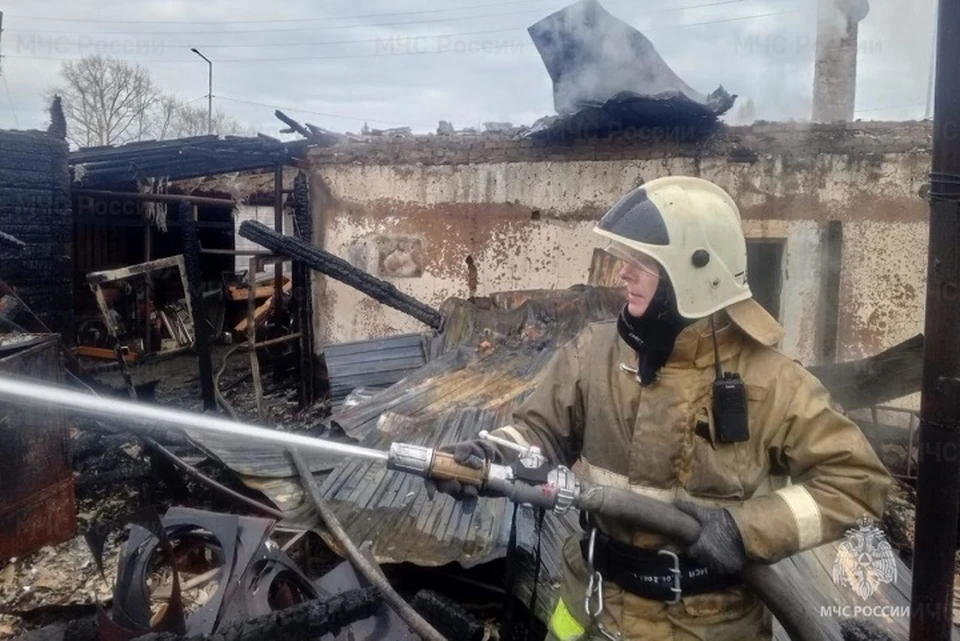 В Волчанске огонь уничтожил частный дом. Фото: ГУ МЧС Свердловской области