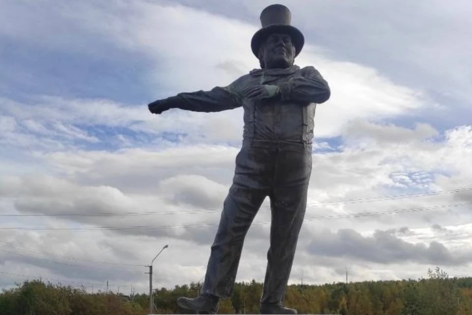 Памятник Валерию Журавлеву спилили с постамента. Фото: Арктик ТВ