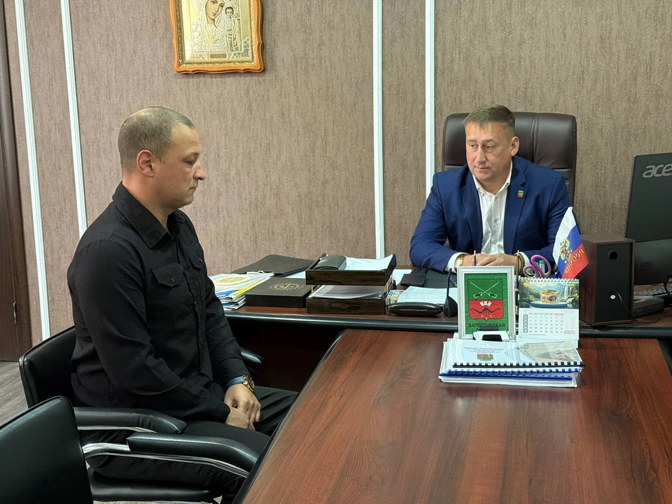 Глава Акимовского муниципального округа Александр Трудоношин стал наставником для Вячеслава Лемешева. Фото: Администрация Акимовского муниципального округа