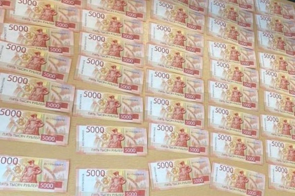 Сотрудник банка из Иркутска помогал электромонтажникам за 13 миллионов рублей