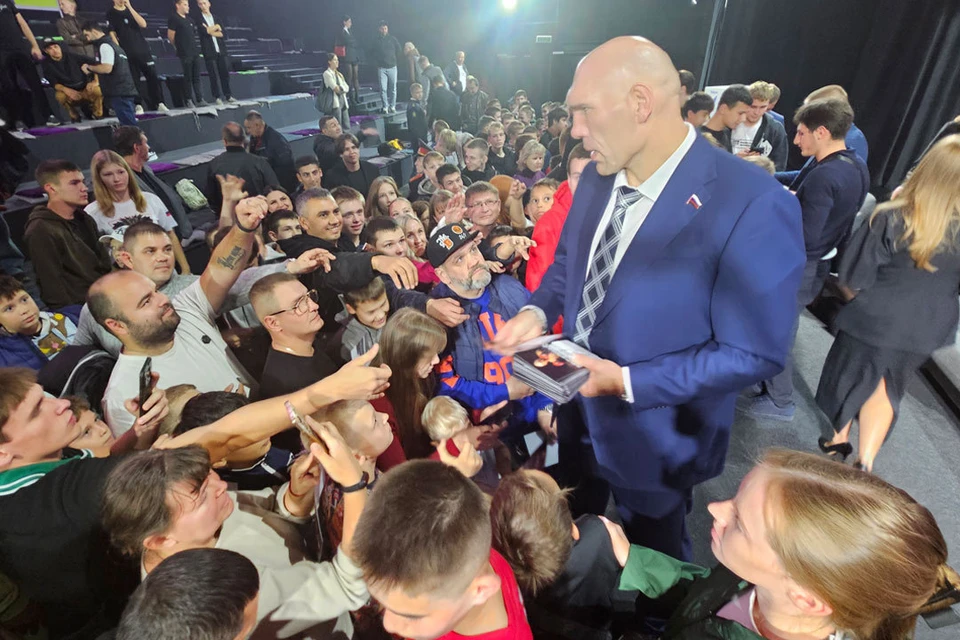 Пермяки окружили известного боксера, чтобы сфотографироваться и получить заветный автограф
