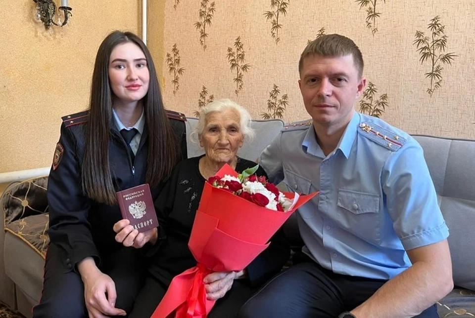 Паспорт новой россиянке вручили с добрыми пожеланиями полицейские. Фото: пресс-служба ГУ МВД России по Ставропольскому краю