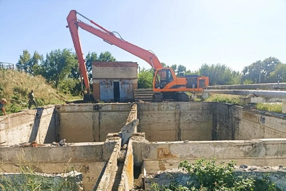 Рабочие уже очистили два из пяти аэротенков. Фото: Ставрополькрайводоканал