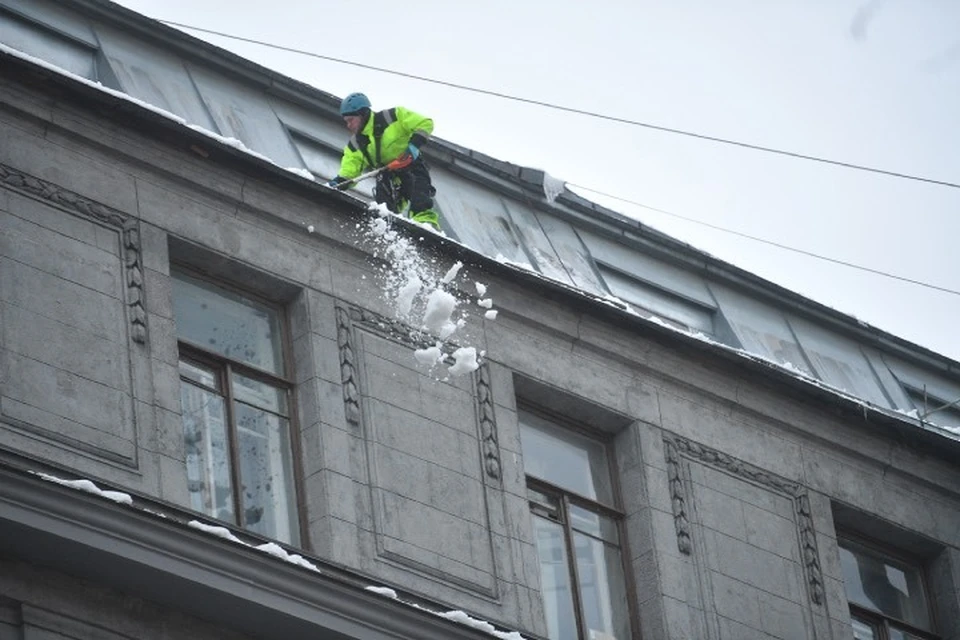 В Чите 59-летний мужчина погиб во время уборки мусора на крыше