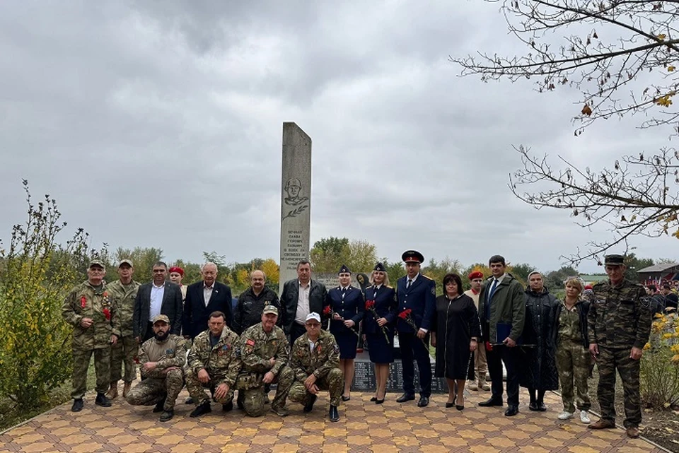 В знак памяти о погибших воинах развернули увеличенную копию Знамени Победы. Фото: Миннац СК