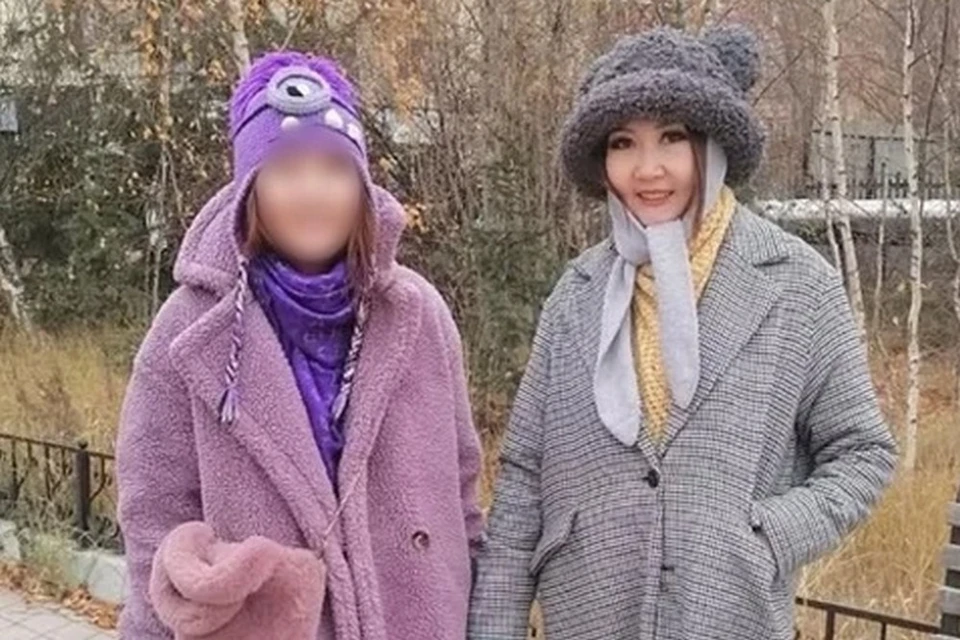 Убитая (справа) со своей старшей дочерью, которую подозревают в преступлении. Фото: КП-Якутия