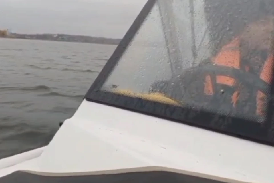 Поиски погибших осложняет дождь.