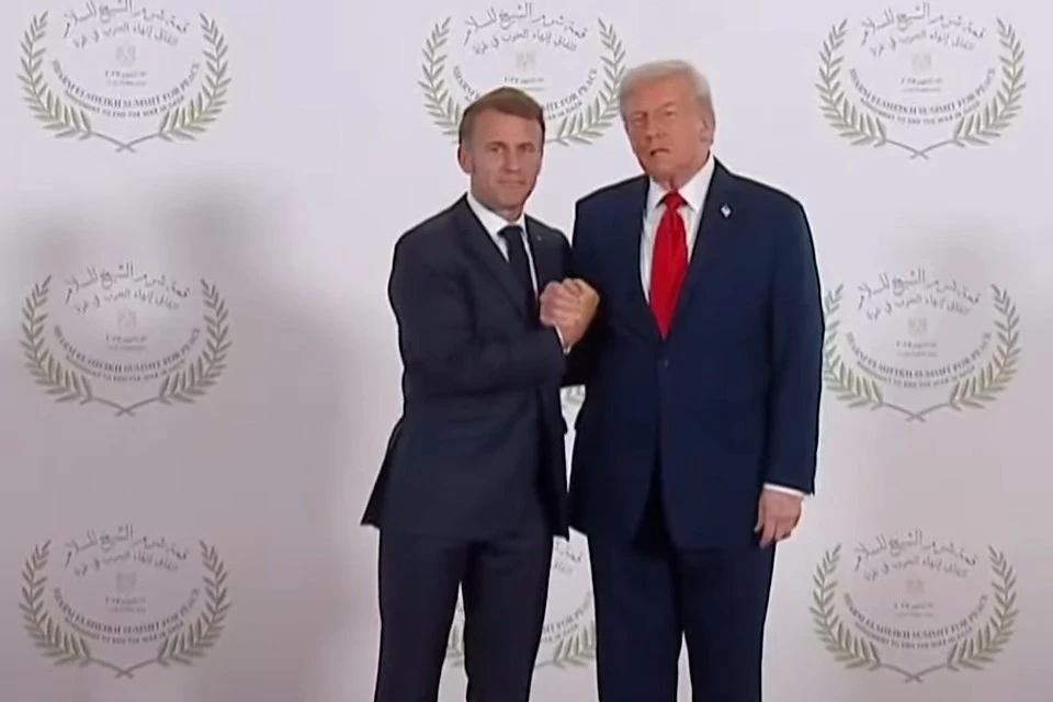 Трамп долго не отпускал руку Макрона на открытии саммита по Газе в Египте, фото: скриншот из видео DWS News