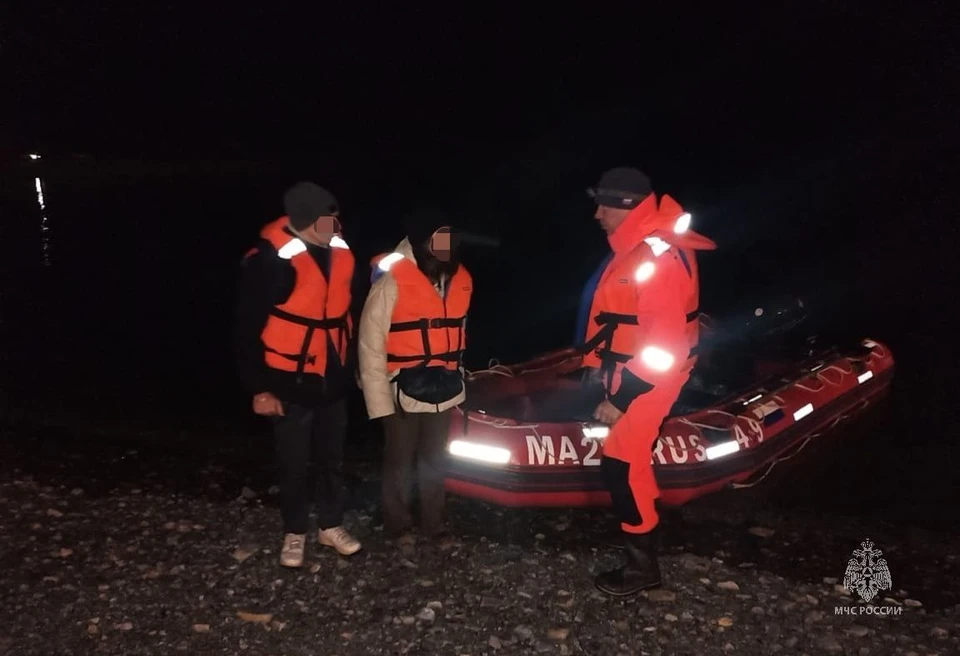 Магаданские спасатели эвакуировали туристов, заблокированных приливом Фото: ГУ МЧС России по Магаданской области