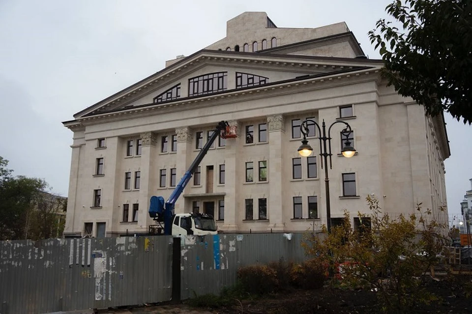 Вице-премьер ДНР проинспектировал восстановление театра в Мариуполе. Фото: ТГ/Макаров