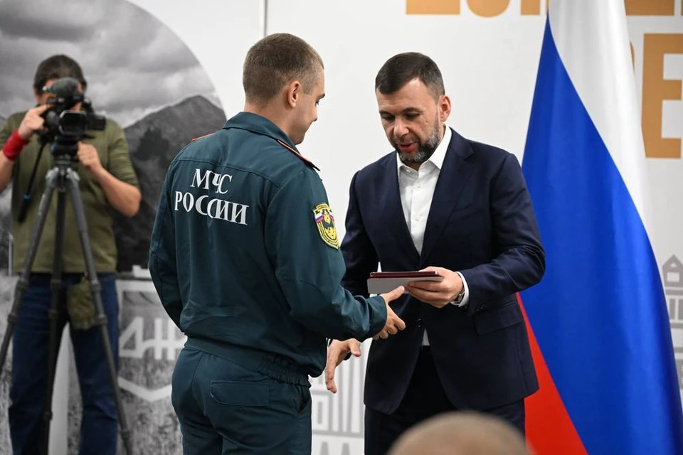 Глава ДНР Денис Пушилин вручил награды сотрудникам МЧС России. Фото: ТГ/Пушилин