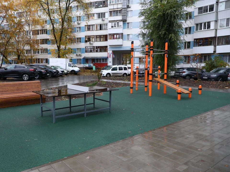 Во дворе уложили асфальт, установили качели, гимнастический комплекс, шахматный столик. Фото: телеграм-канал Ивана Носкова
