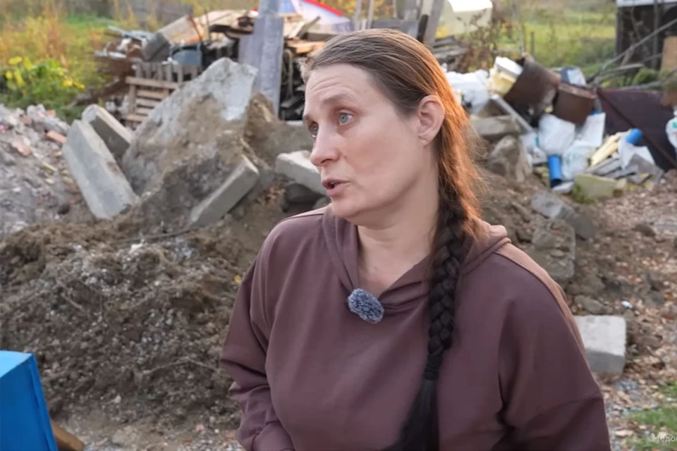 Наталья вместе с сыном живет на даче в летнем домике. Скриншот видео блога Игоря Мёдова