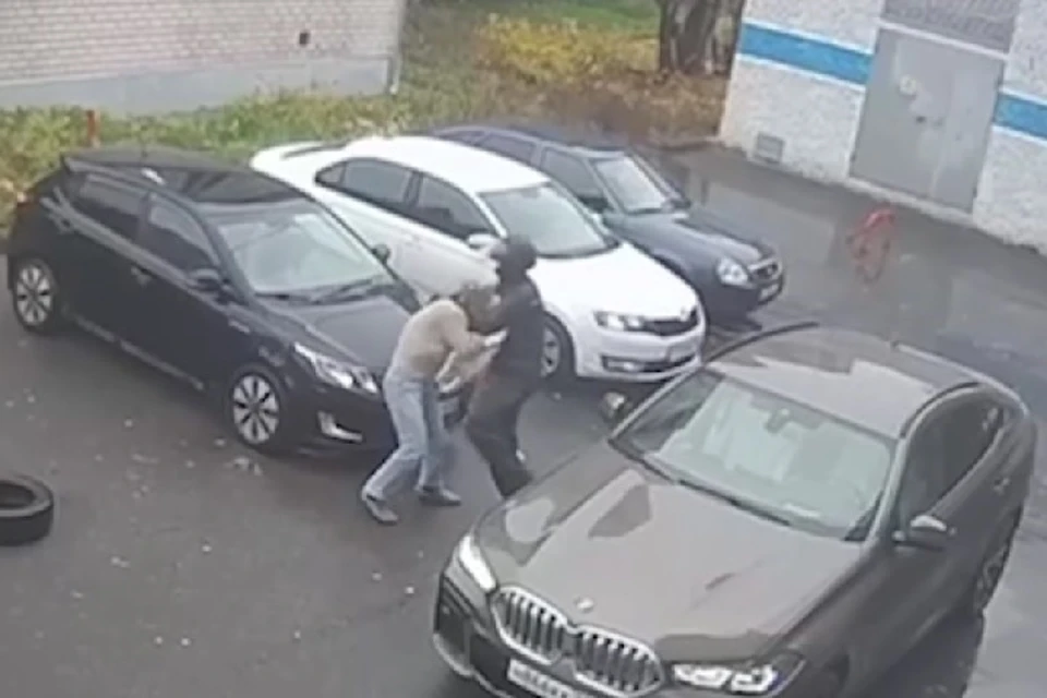 Пострадавшая собиралась сесть в свою машину, когда на нее набросился неизвестный в мотошлеме.