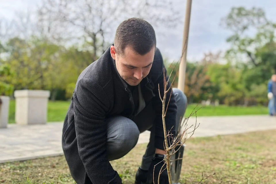 Дерево посадил и министр культуры Херсонской области Фото: минкульт ХО