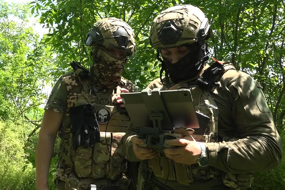Российские операторы БПЛА уничтожили украинского наземного робота-разведчика.