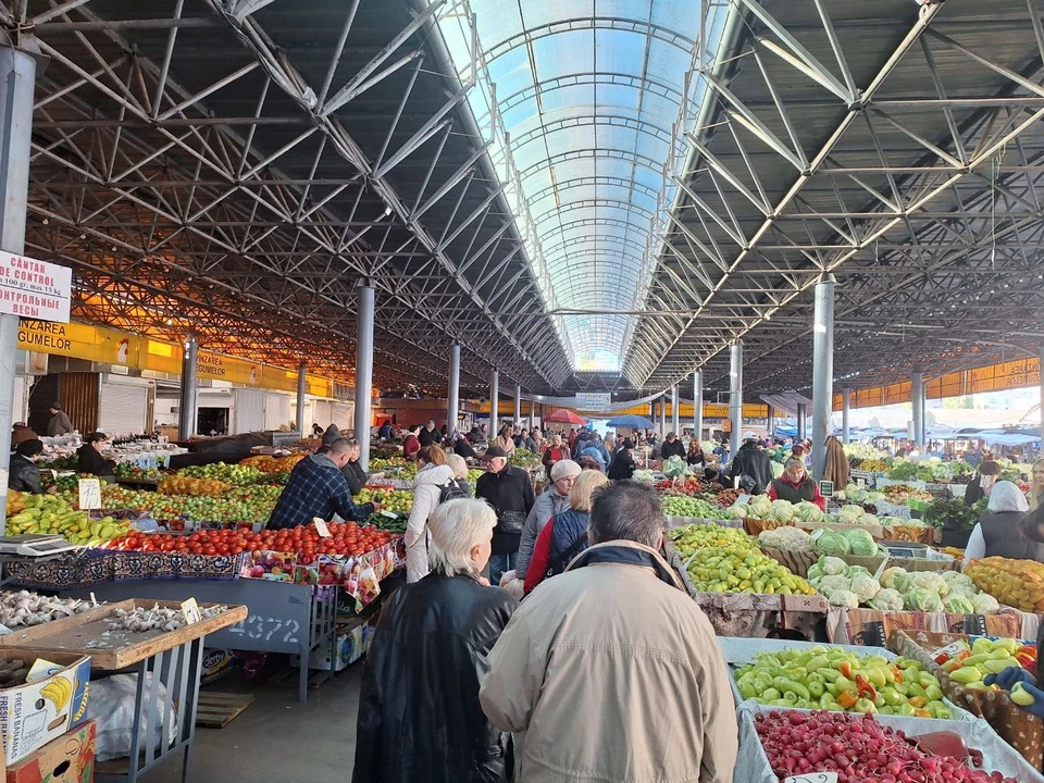 Покупателей на Центральном рынке Кишинева немного.