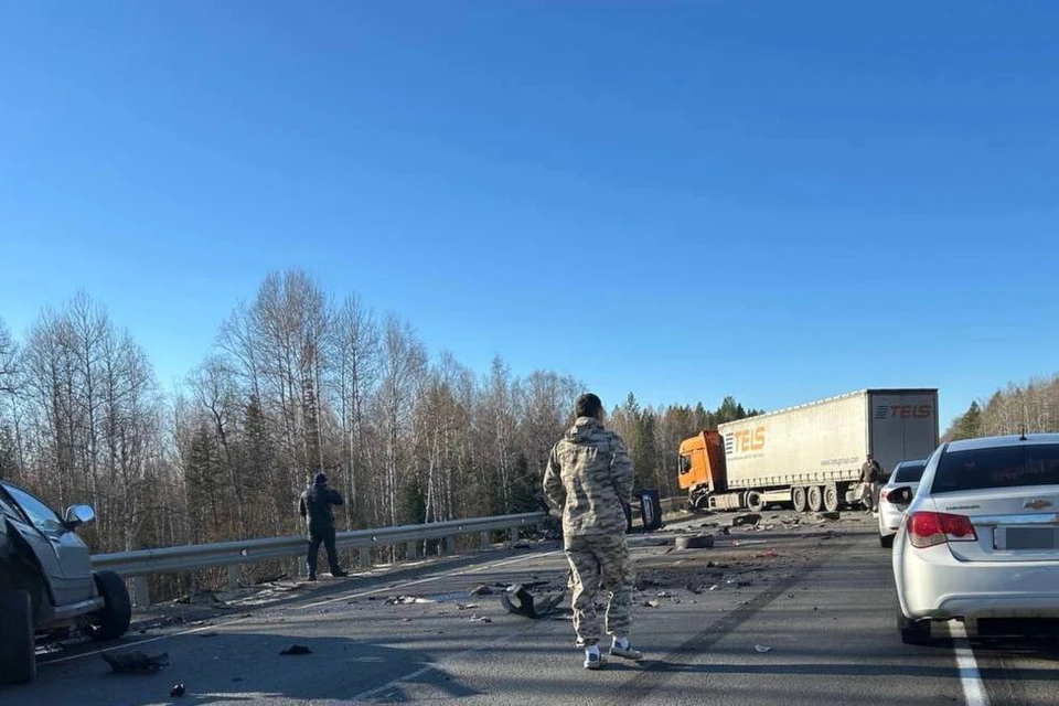 В Тайшетском районе полицейские работают на месте двойного ДТП.