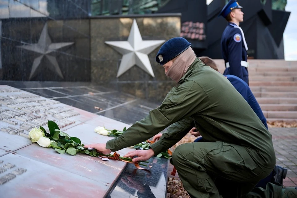Бойцы Росгвардии возложили цветы к памятнику воинам-освободителям в Донецке. Фото: Росгвардия
