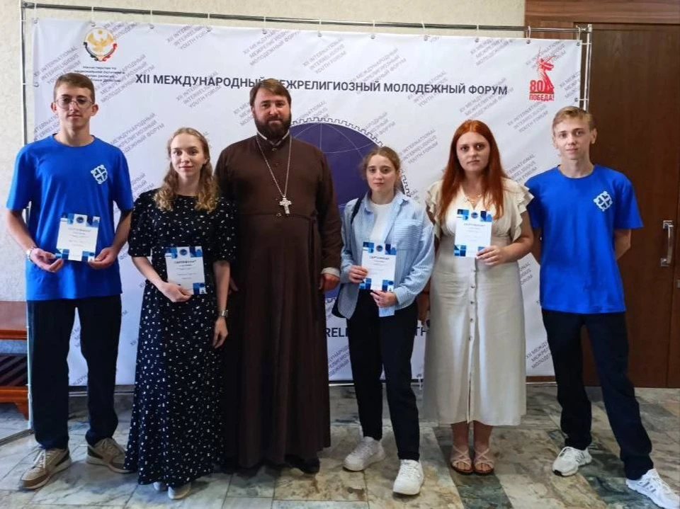 Архимандрит Макарий со студентами на на форуме в Дагестане. Фото: ЛГУ имени В. Даля