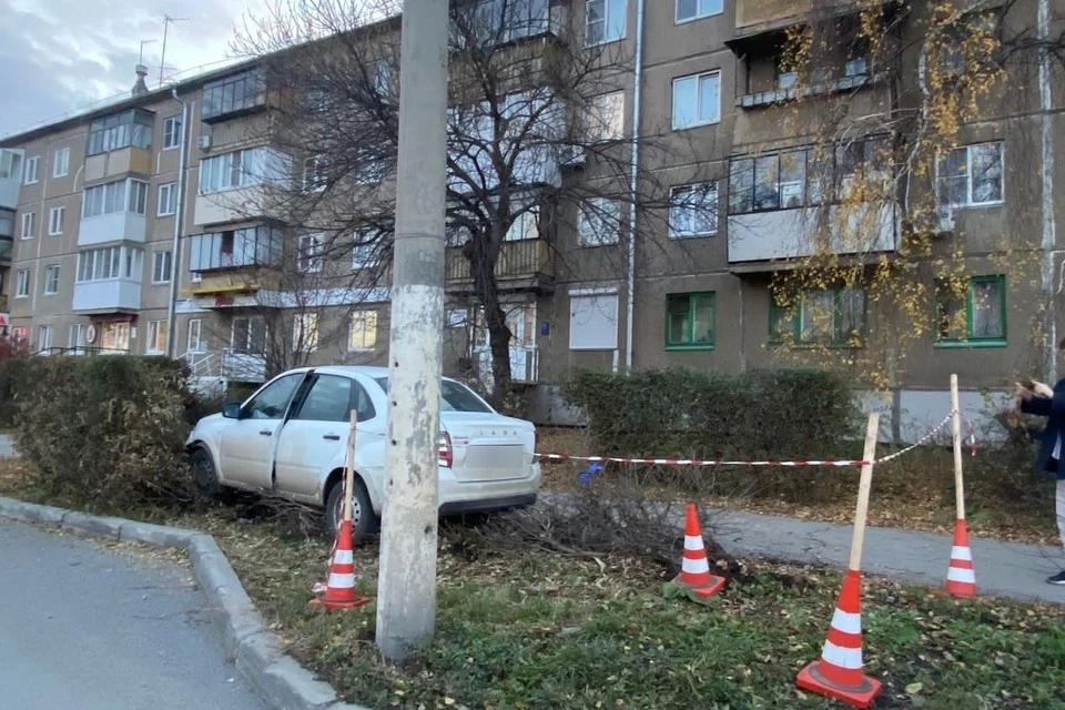 По словам очевидцев, мужчина всеми силами пытался сохранить жизни своих пассажиров, когда ему стало плохо. Фото: пресс-служба ГАИ по городу Магнитогорску.