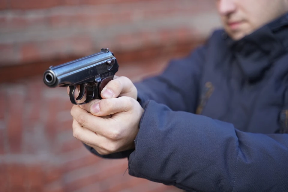 В Димитровграде рабочий из-за разногласий 8 раз выстрелил в прораба из травмата