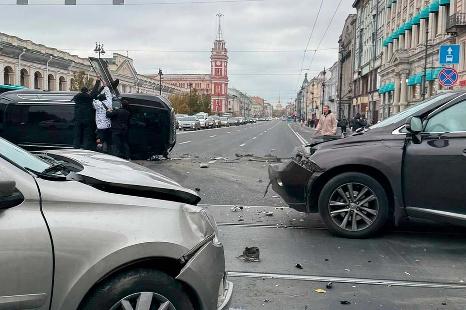 Кадр с места дорожного происшествия. Фото: «ДТП и ЧП в Санкт-Петербурге»/ВК