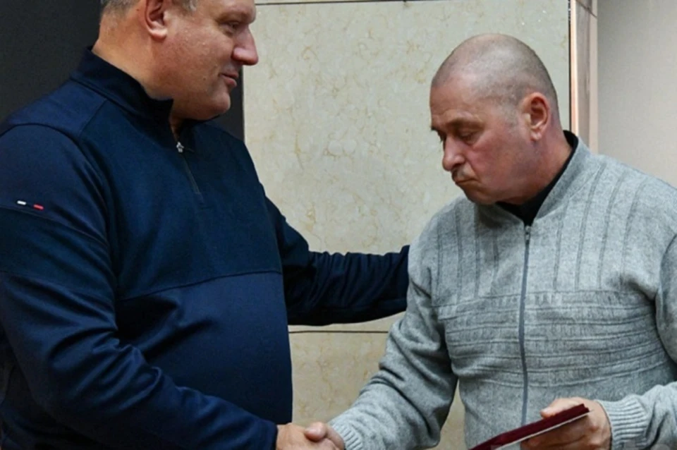 Глава Донецка поблагодарил водителя за храбрость, отвагу и отзывчивость. Фото: ТГ/Кулемзин