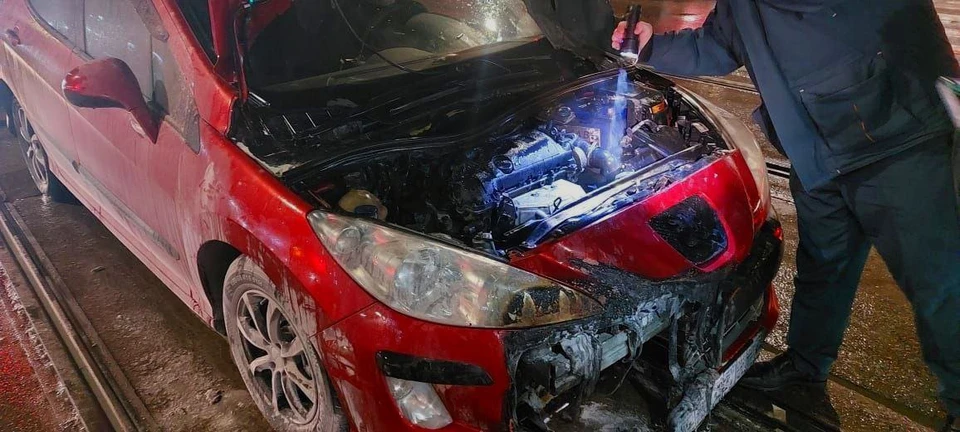 На улице Октябрьской в Туле потушен пожар в легковом автомобиле