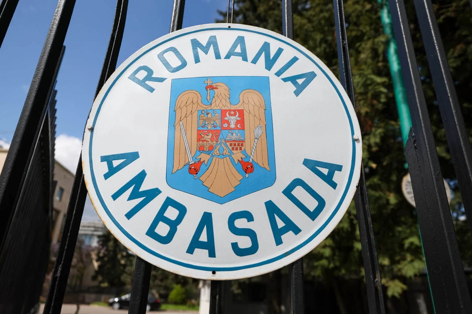 Мужчина попытался протаранить на авто ворота посольства России в Румынии