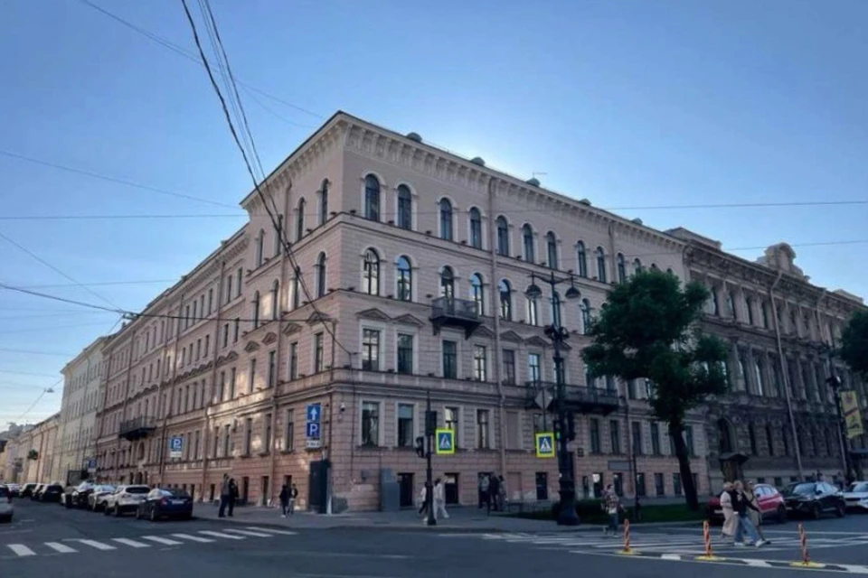 Во второй половине XIX века фасады здания переоформили в стиле неоренессанс.