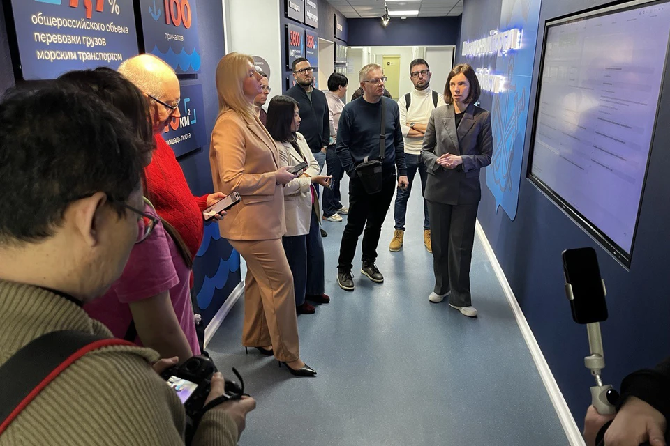 В состав делегации вошли корреспонденты телевидения, печатных и электронных изданий из Казахстана, Беларуси, Азербайджана, Вьетнама, Венесуэлы, ОАЭ и Китая. Фото: Министерство информационной политики Мурманской области