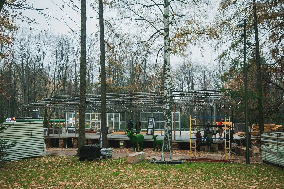 Ледовую площадку начали монтировать в парке. Фото: парк "Швейцария".