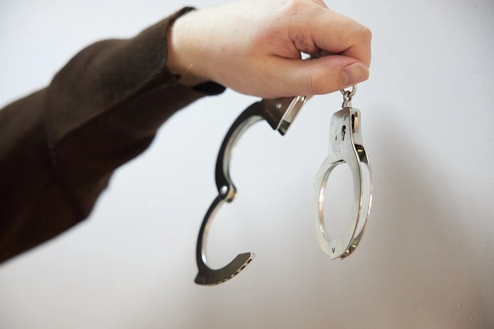 Осужденная сняла электронный браслет и ударила ножом мужчину на Колыме