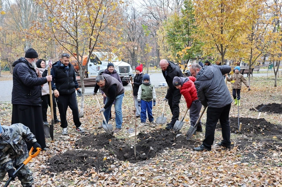 Самарцы высадили саженцы в парке. Фото: администрация Самары