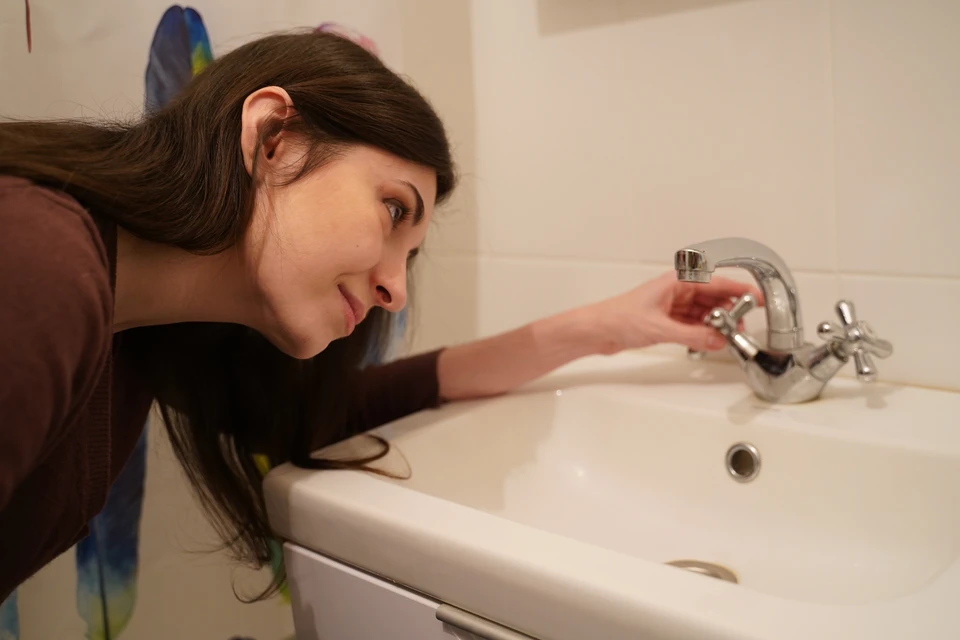 Из-за низкого давления в системе вода текла из кранов тонкой струйкой.