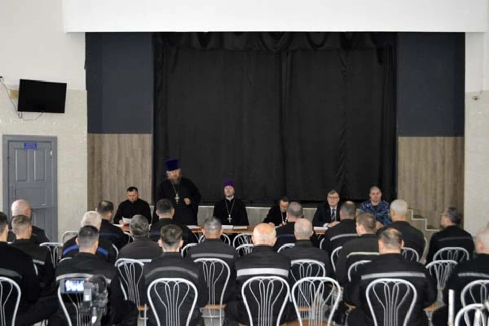 Осужденные и священники обсуждают вопросы веры и нравственности. Фото: УФСИН Тверской области.