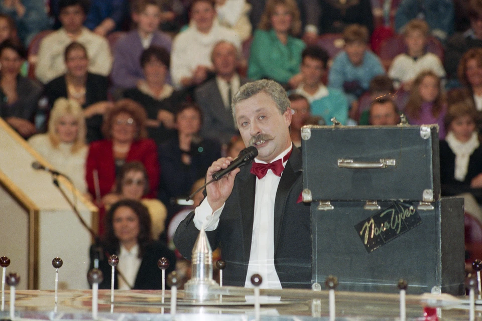 Леонид Якубович встал у руля капитал-шоу в ноябре 1991 года. Все эти годы каждый выпуск программы ведущий воспринимает как маленький концерт. Юбилейный выпуск «Поля чудес» смотрите сегодня на Первом в 19.45. Фото: Николай МАЛЫШЕВ/ТАСС