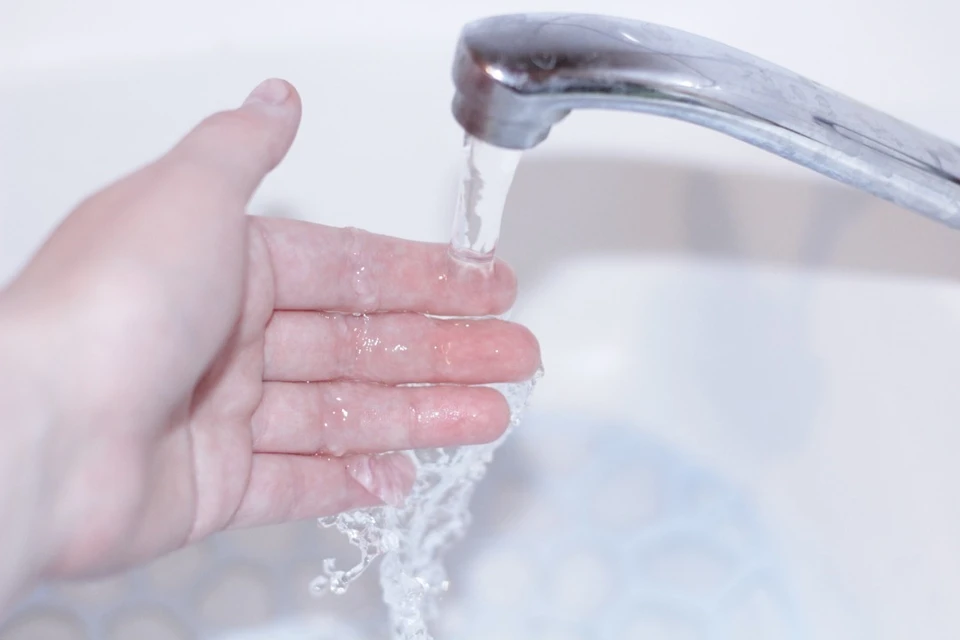 В Толмачево появились три новых современных питьевых фонтанчика.