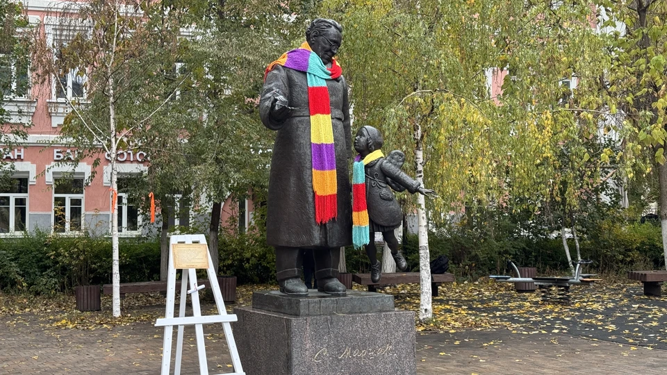 А пока к фестивалю нарядили памятник писателю