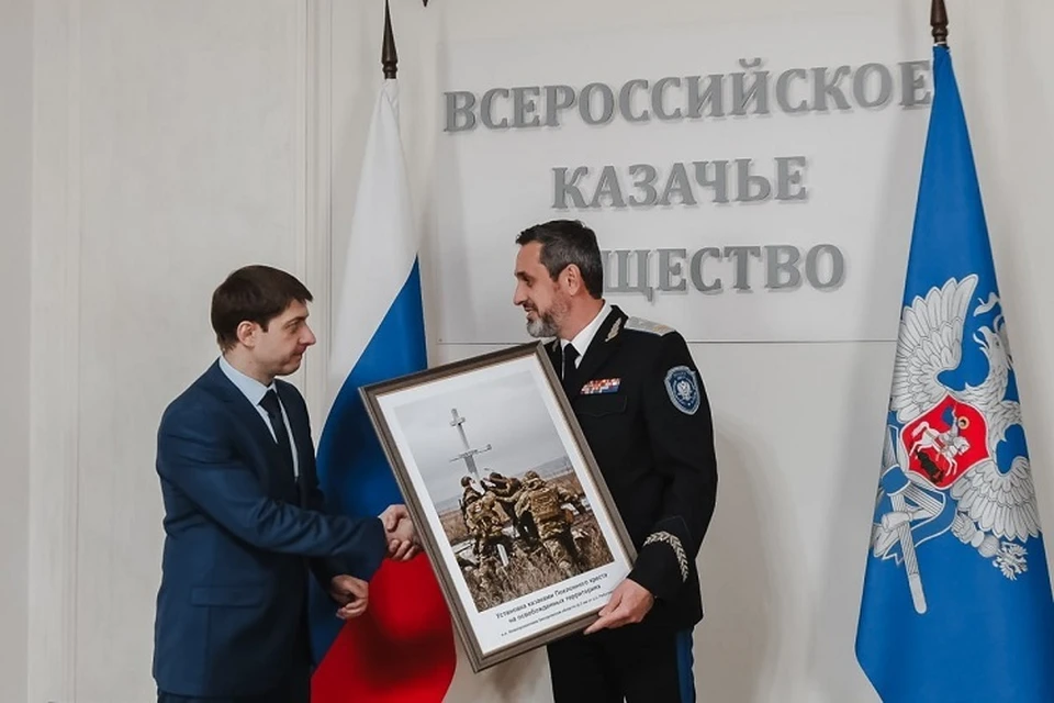 Атаман Кузнецов оставил картину в дар университету. Фото: пресс-служба ТвГУ