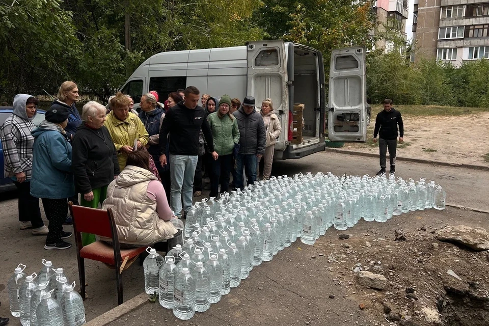 Особое внимание уделяется адресной помощи людям, проживающим в районах, где наблюдаются серьезные перебои с водоснабжением. Фото: Народный фронт