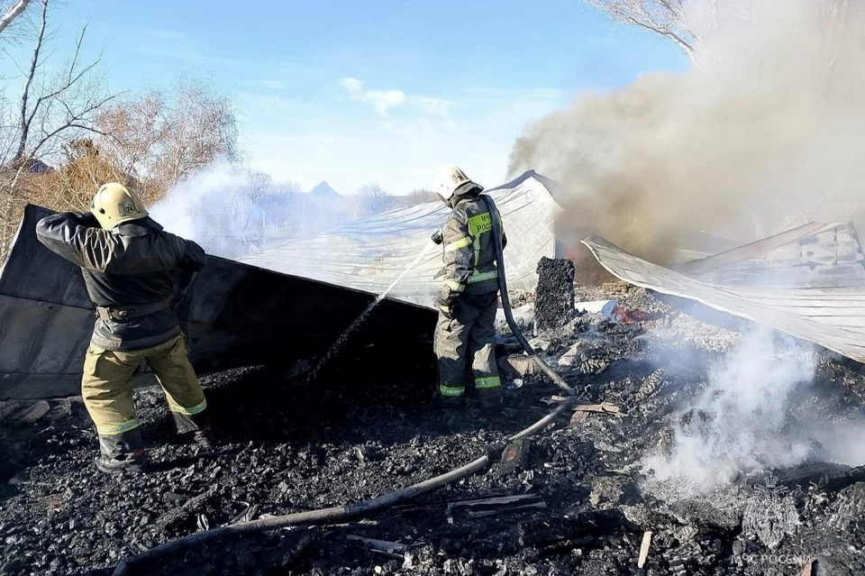 На месте происшествия работали восемь пожарных. Фото: ГУ МЧС России по Алтайском краю