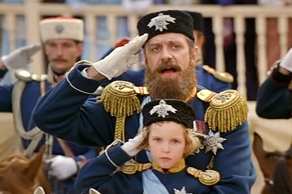В своем «Сибирском цирюльнике» (1998) Никита Сергеевич сыграл императора Александра III. Фото: Кадр из фильма «Сибирский цирюльник», 1998