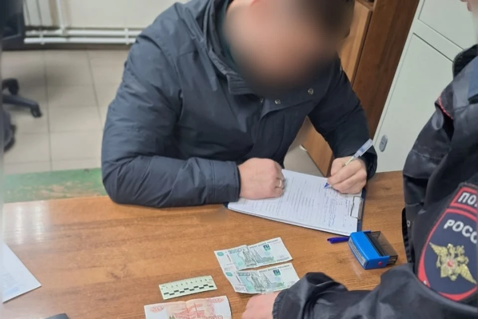 Полицейский предупредил об уголовной ответственности за взятку, однако мужчина положил деньги в паспорт и оставил их на столе