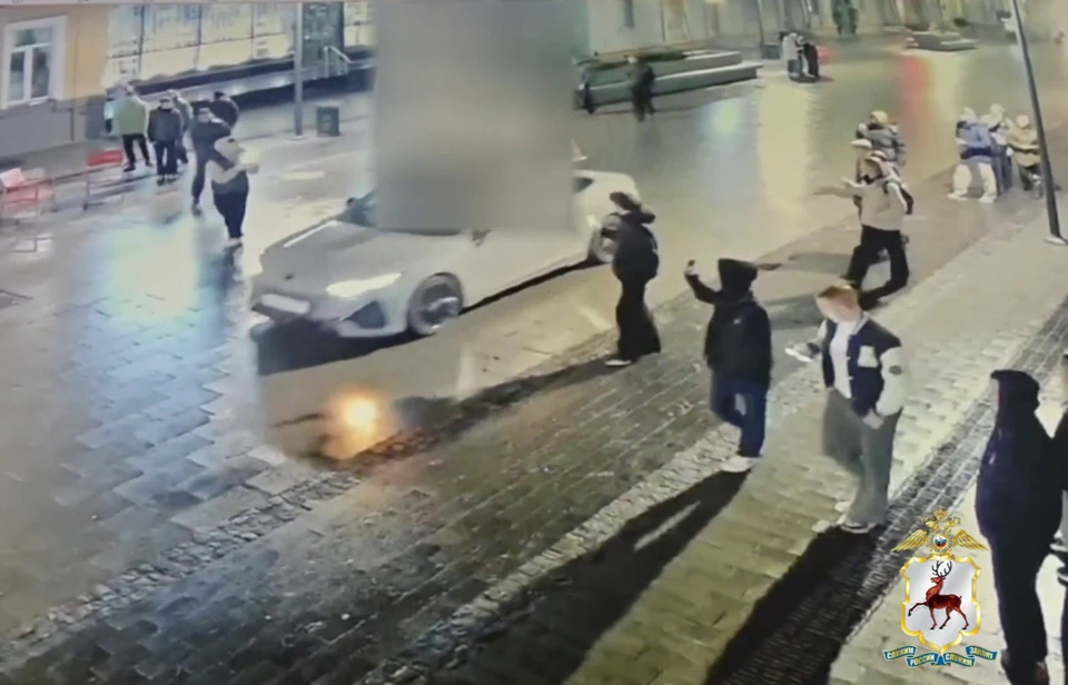 В Нижнем Новгороде полиция задержала 20-летнего местного жителя, проехавшегося на машине с фейерверком по Большой Покровской.