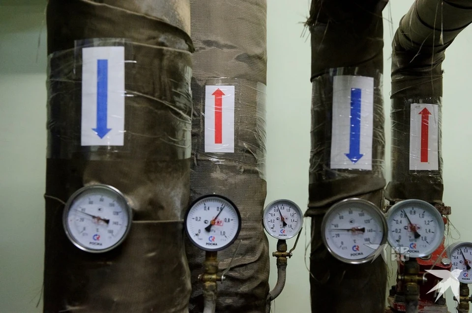 На месте аварии работает бригада из 15 человек и 5 единиц техники