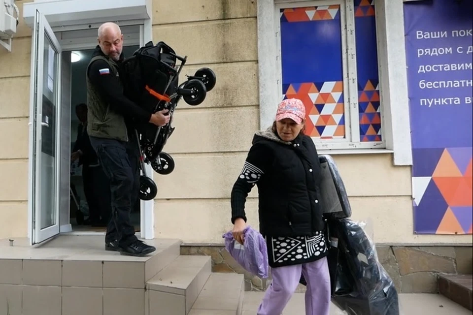 Бесплатные инвалидные коляски и другие средства реабилитации выдают в Геническе. Фото: Народный фронт Херсонской области