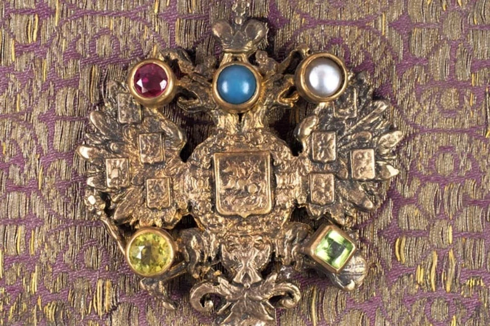 Альбом украшен гербом Российской империи и пятью разными камнями. Фото: «Литфонд»